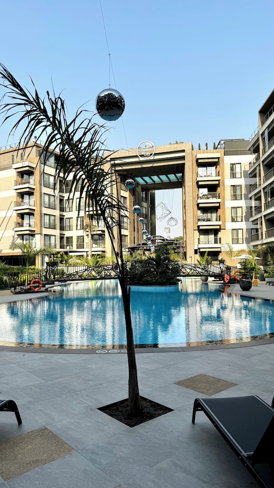 Elite Luxury Suites at Diamond in City