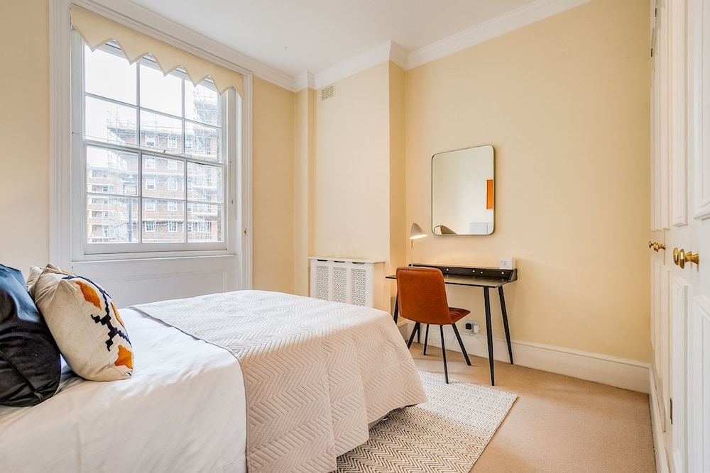 Belgravia - Charming Spacious 4 Bed Home for 9