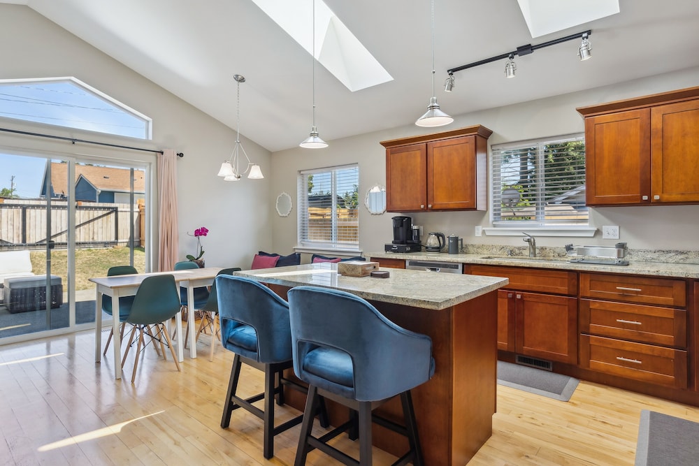 Cheery Tacoma Vacation Rental: 7 Mi to Owen Beach! - Property Image 3