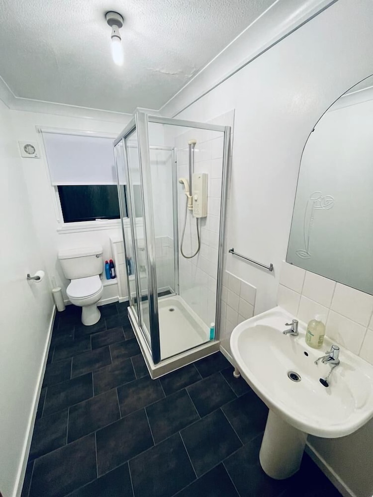 Modern 2 Bedroom Apartment With Free Parking view 5