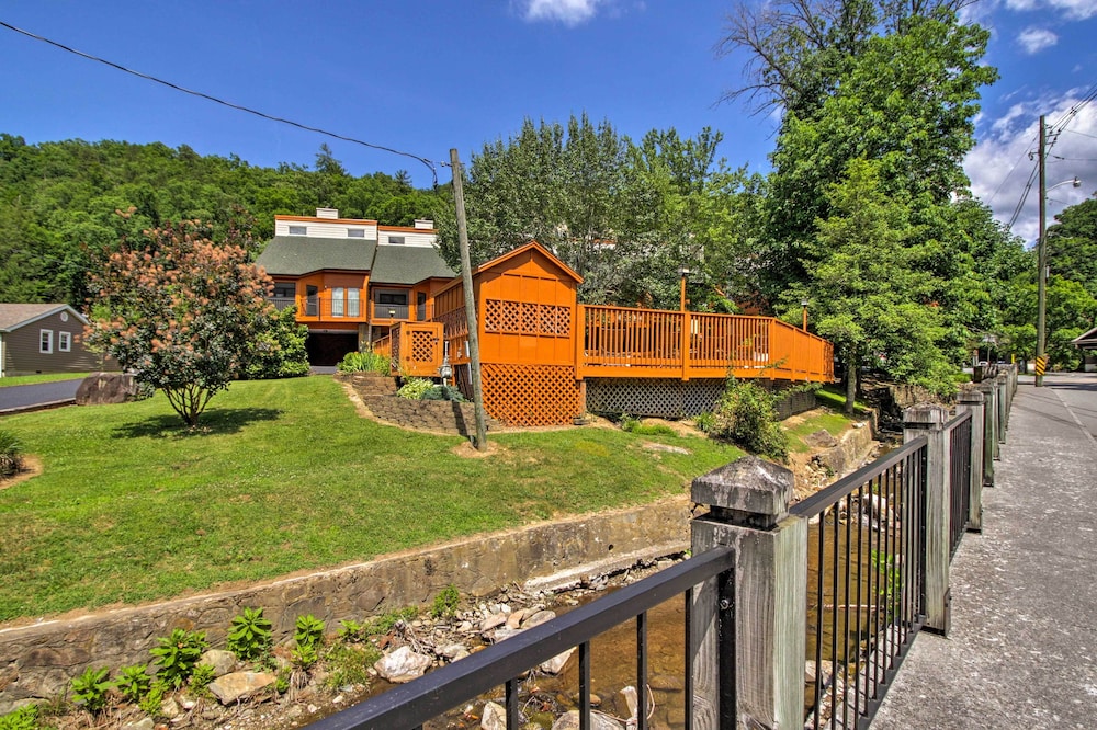 Walkable Dtwn Gatlinburg Townhome w/ Pool Access!