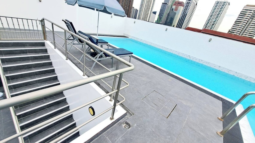 2A - 2 Bedroom Downtown Apartment With Shared Pool