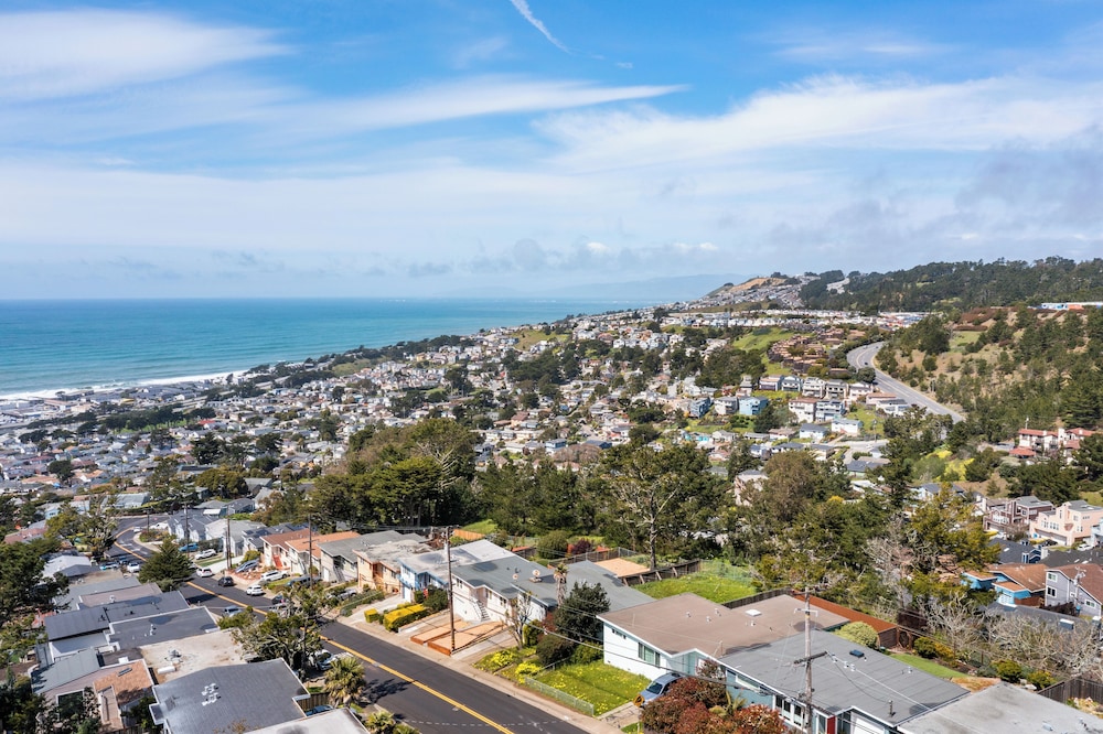 Stunning 2BR Ocean Mountain Sunset View