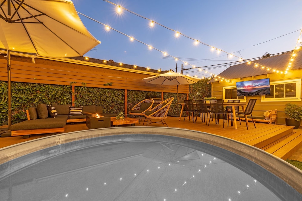 Designer Luxe Compound w Pool-steps to Best Dining
