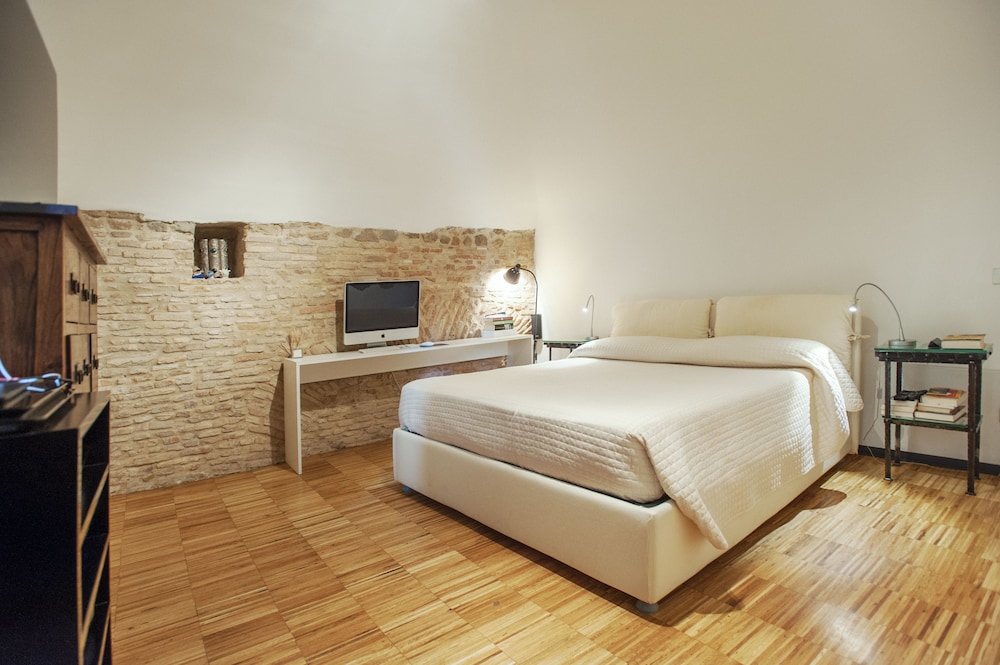 Portico - WR Apartments
