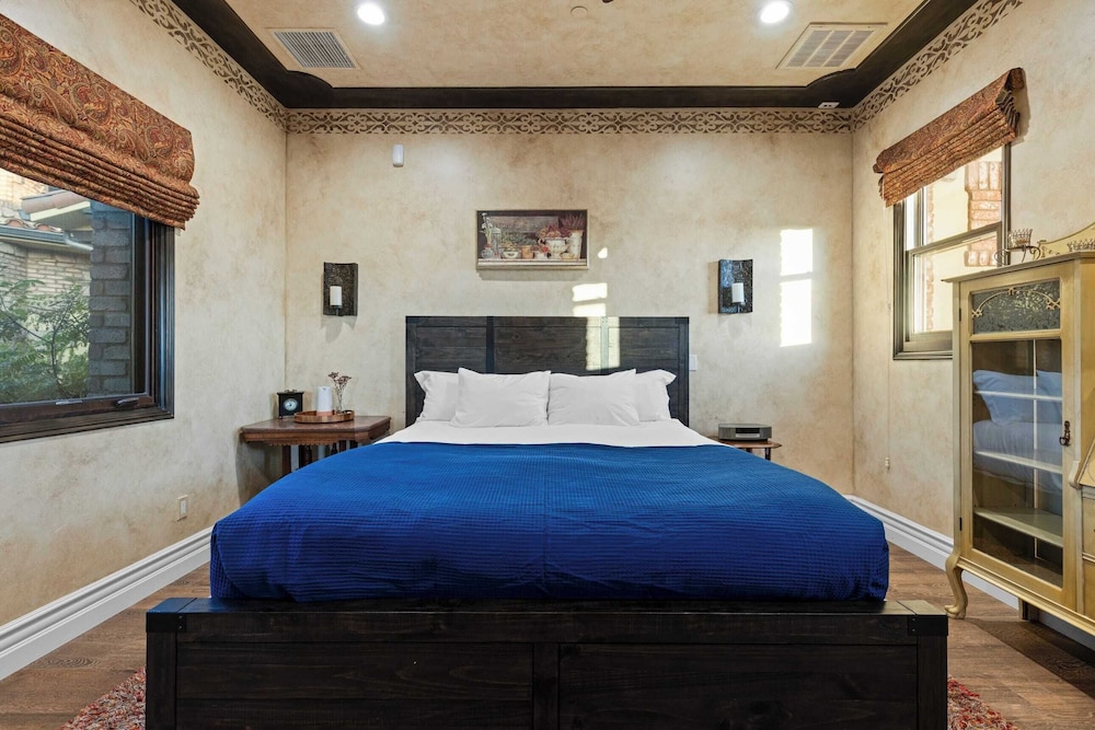 2 Homes in Bella Vista Rd by Avantstay Sleeps 8, Vineyard Views, Patios & Fireplace in Temecula Wine Trail