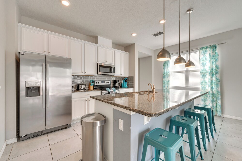4 Mi to Wdw: Sleek Townhome w/ Community Pool!