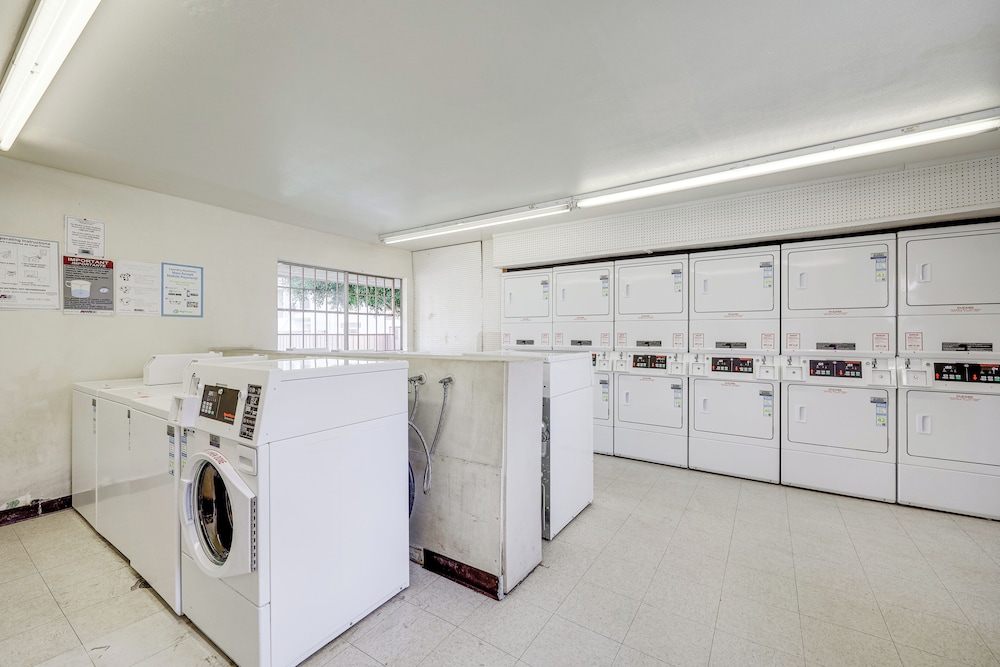 2 Mi to Beaches: Condo w/ Patio in Port Hueneme!