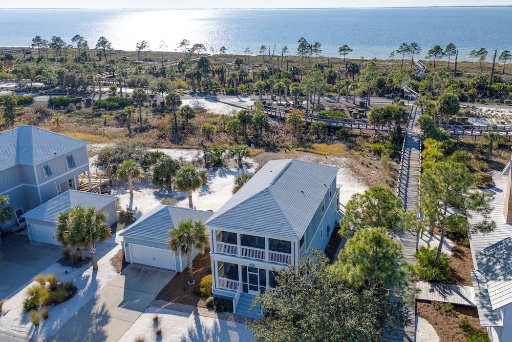 Steps to Shore: Windmark Beach Retreat w/ Balcony!