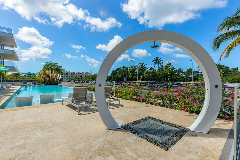 Beachfront Luxury NEW 3br2 5BA Condo Eagle Beach
