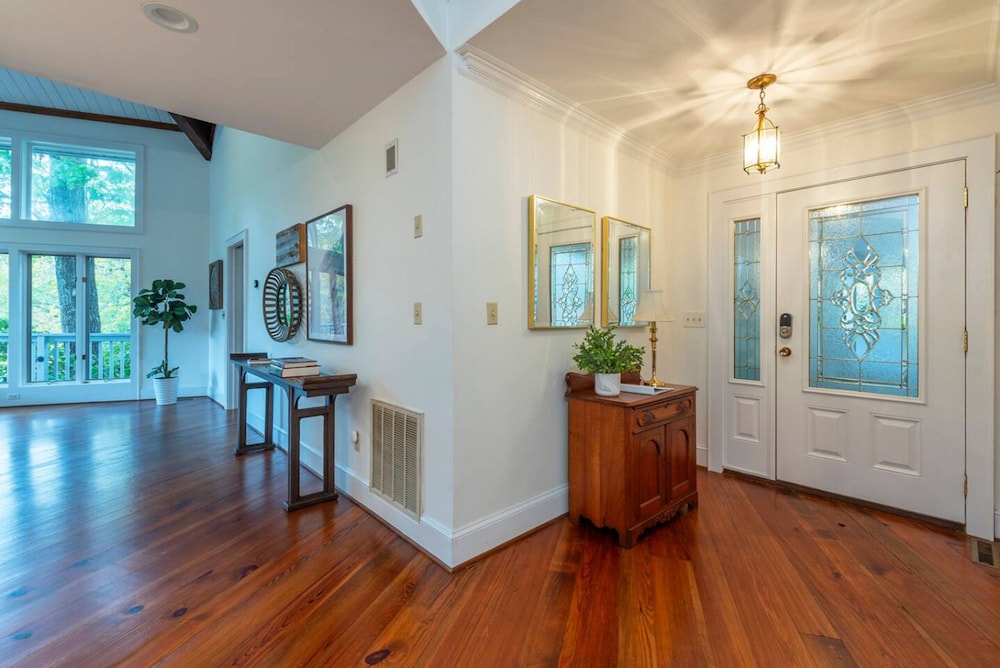 Riverfront Sanctuary Your Mountain Getaway