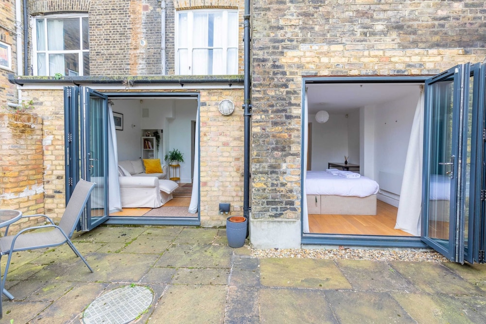 Homely 2BD Flat W/private Patio Near Maida Vale!
