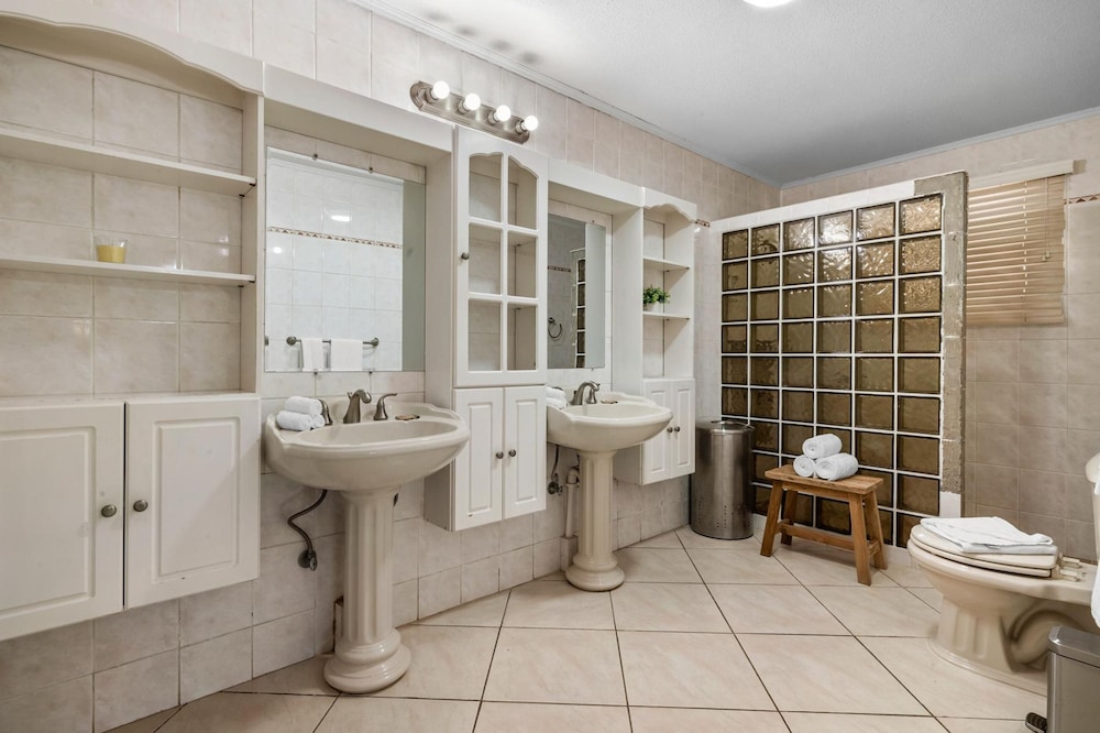 Luxurious Haven in the Heart of the Island Pool