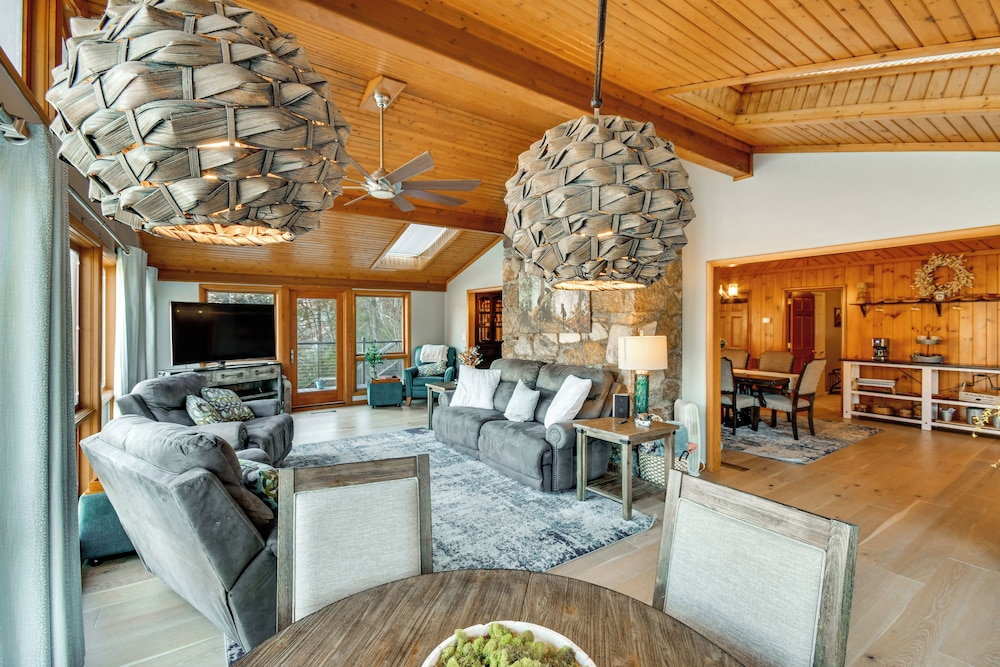 Hot Tub & Lakefront Deck: Cabin in Blue Ridge Mtns