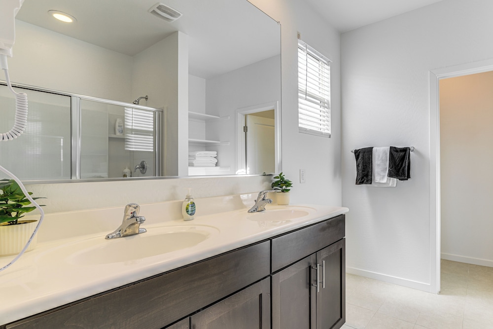 4 Mi to South Mountain Park: Phoenix Area Home