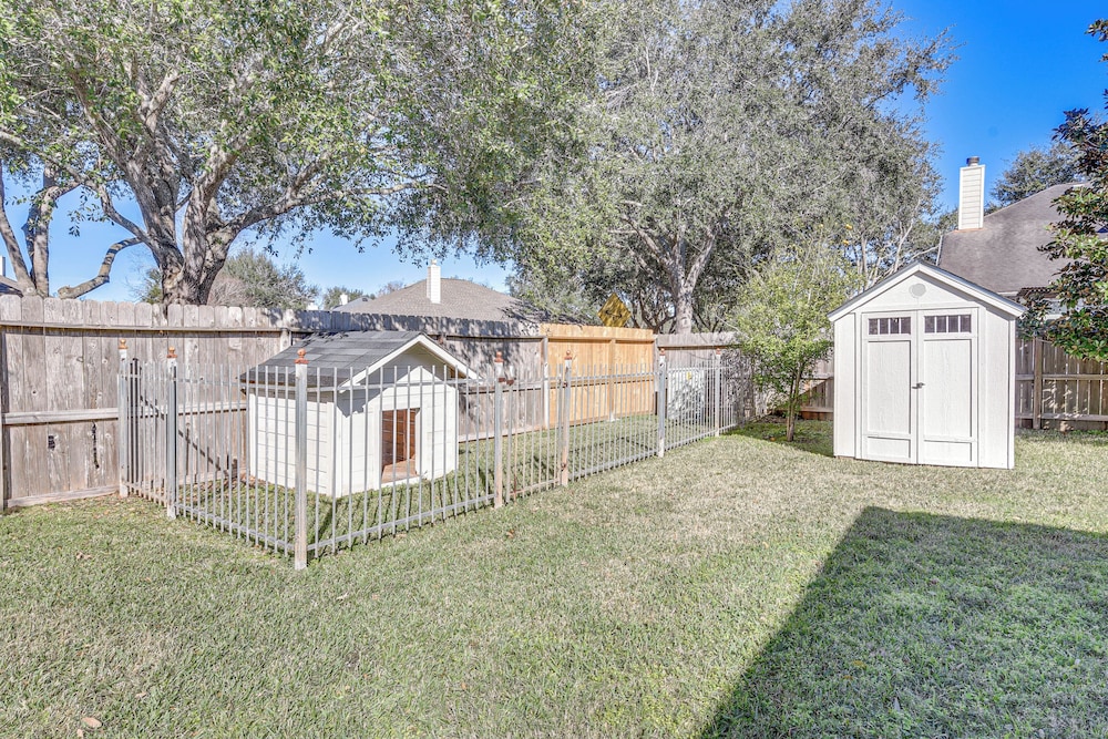 Community Pool & Courts: Missouri City Gem w/ Yard