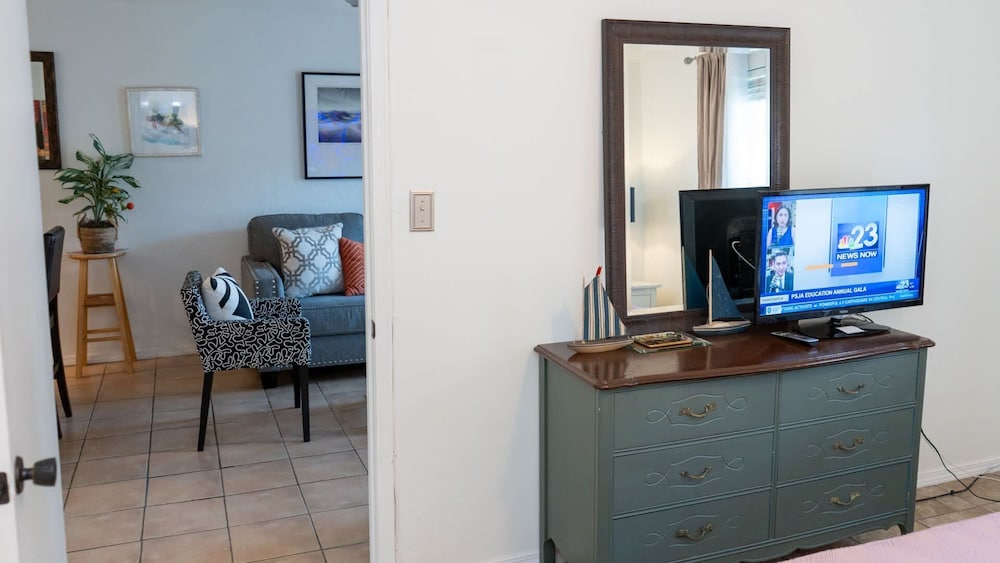 Cozy Family Retreat Steps To Beach Pool / Hot 2 Bedroom Apts
