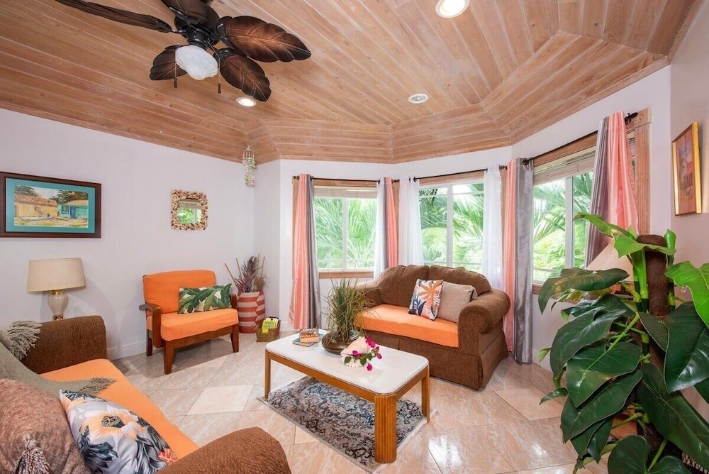 Chat N Chill - Top Floor Condo, Walk To Pink Sands Beach 2 Bedroom Townhouse