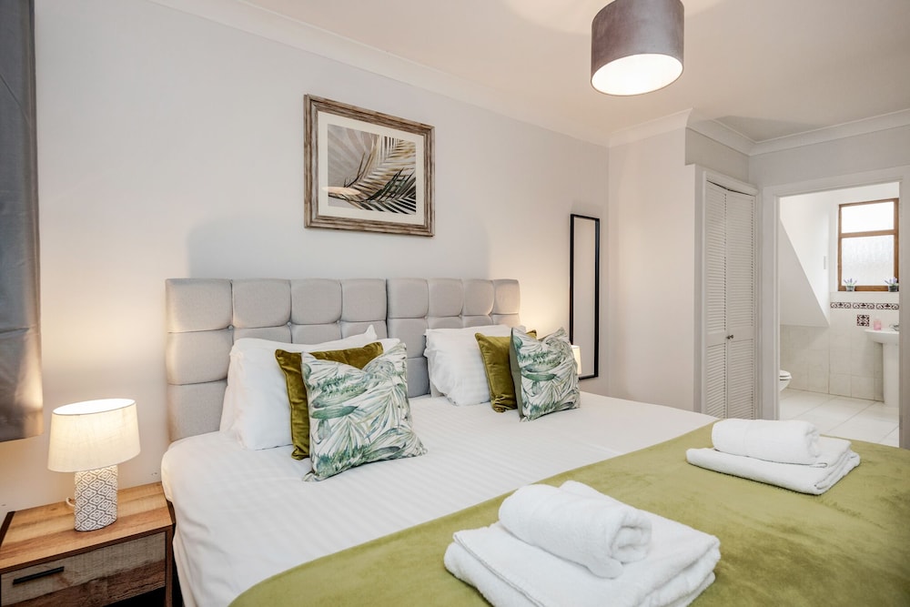 Maidenhead  Pet Friendly  4 Bed House view 2