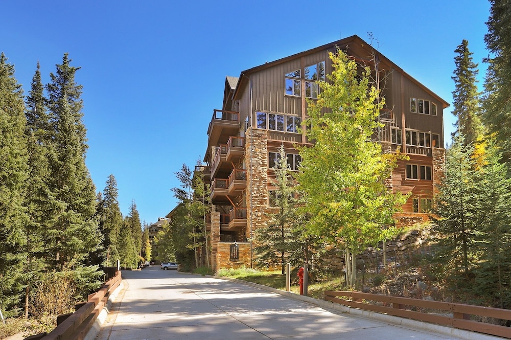3056 The Timbers 1 Bedroom Condo by RedAwning