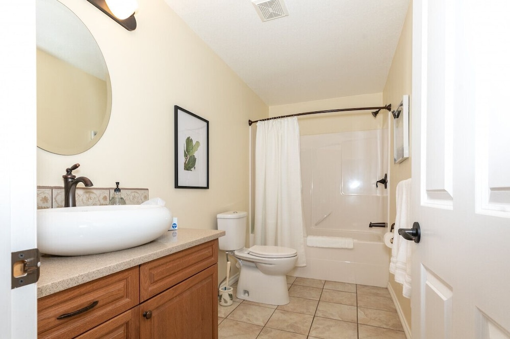 Hinton Vacations - LUXURIOUS 5-Br Acreage  Year-Round Heated Pool  HotTub  Mtn View  Pool Table - Property Image 2