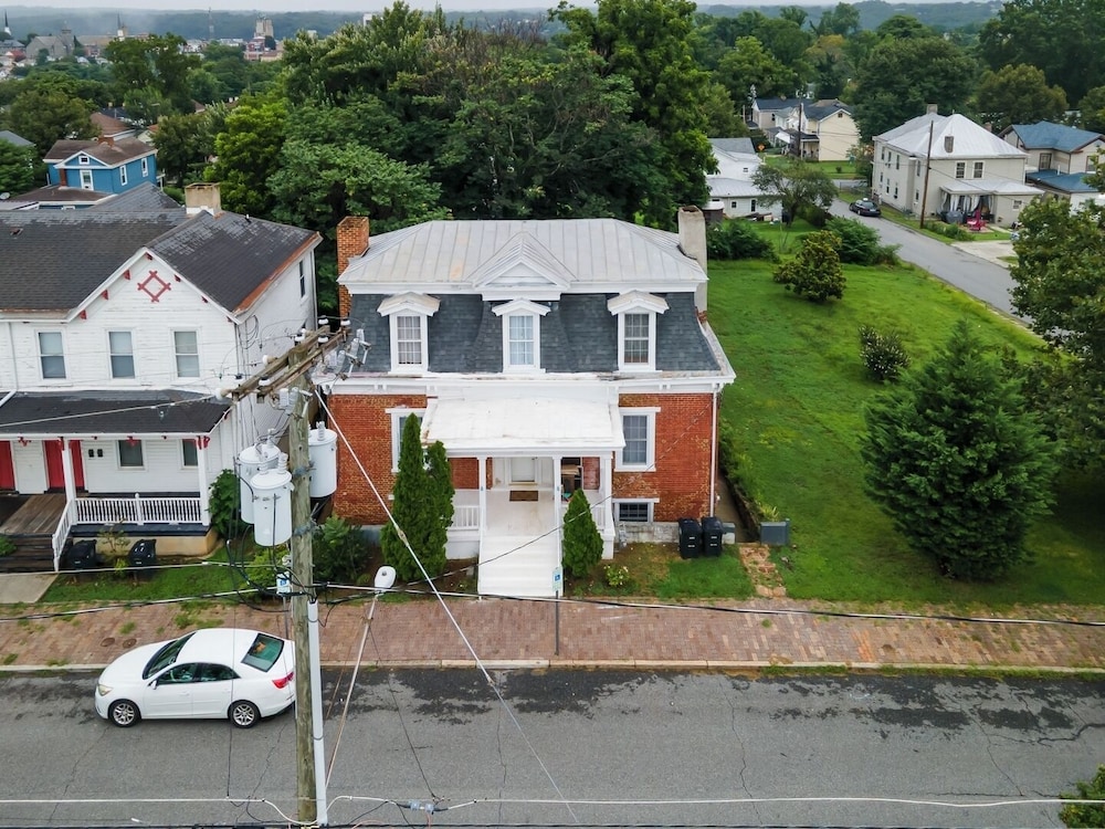 Central 4BR Historic Gem Near Colleges