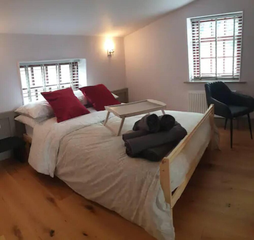 1700s Canalside Cottage Sleeps up to 12 Guests view 3