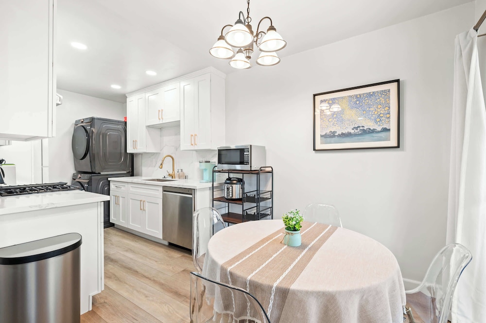 Modern Cozy Retreat Stylish Stay With Patio & Parking