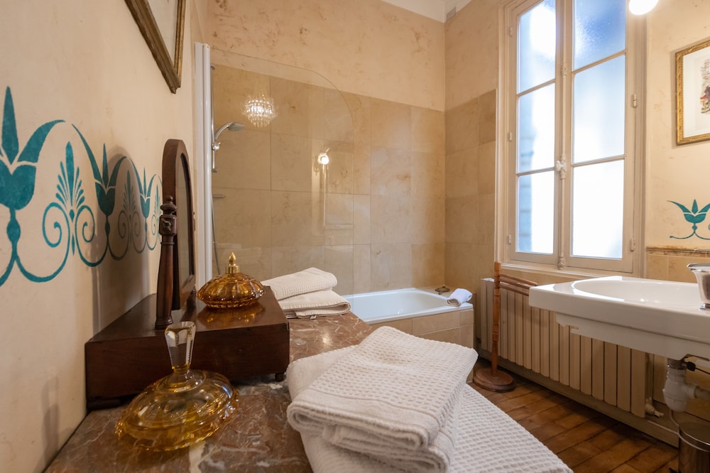 Bourges Vacations - Hotel de Panette - Chambres historiques - Property Image 8