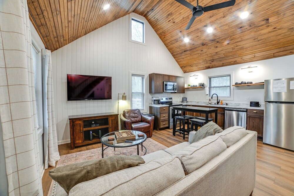 Walk to Marina: Springville Cabin w/ Fire Pit!