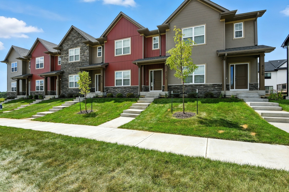 Modern Townhome Retreat In Prime Location 3 Bedroom Townhouse