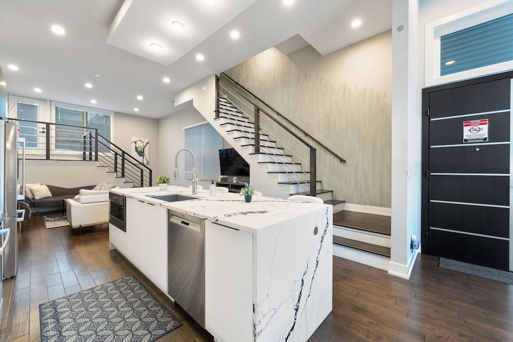 Magnificent NEW Home w 8 Beds Free Parking
