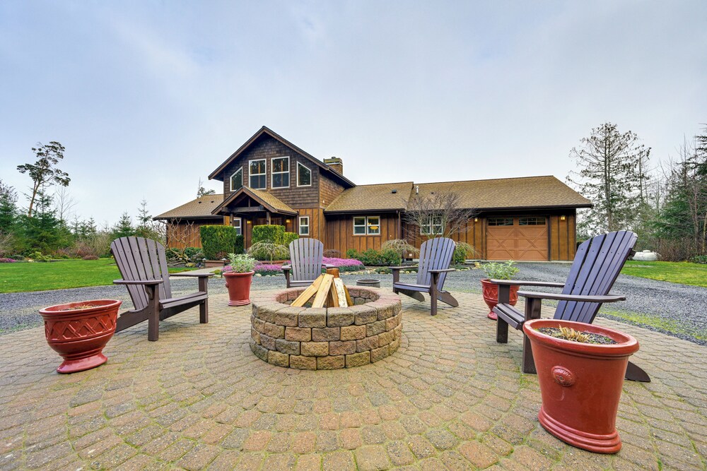Gorgeous Home w/ Mt Rainier Views: 4 Mi to Poulsbo