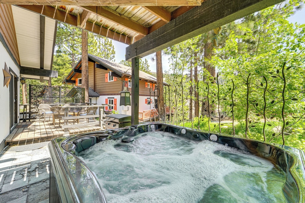 Walk to Diamond Peak: Luxe Chalet w/ Mtn-view Deck
