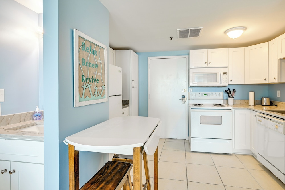 Oceanfront Resort Condo w/ Balcony in Myrtle Beach