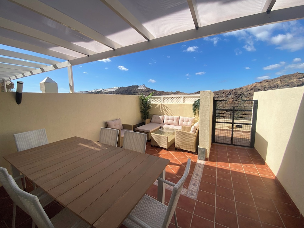New Renovated Family Home Above Swimming Pool!