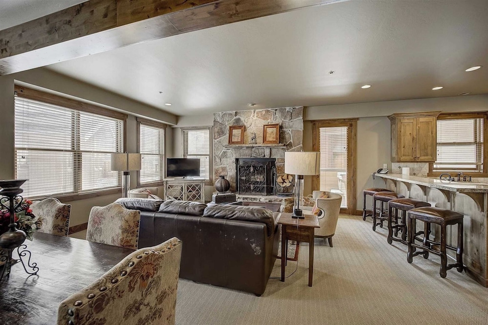 7 Condos, Ski-in/ski-out + Hot Tubs Sleeps 30 Mont Cervin by Avantstay