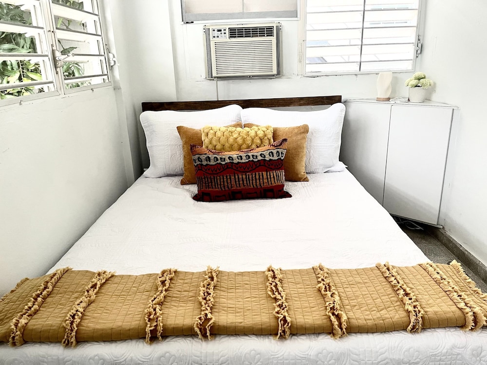 3BR 2BA Balconies Hip Lo za Beach Caf s