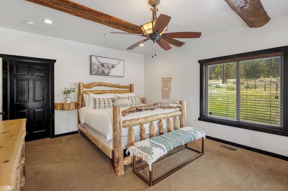 Group Cabin + Lake and Mountain View Pet-friendly, Fireplace, Games, Loft