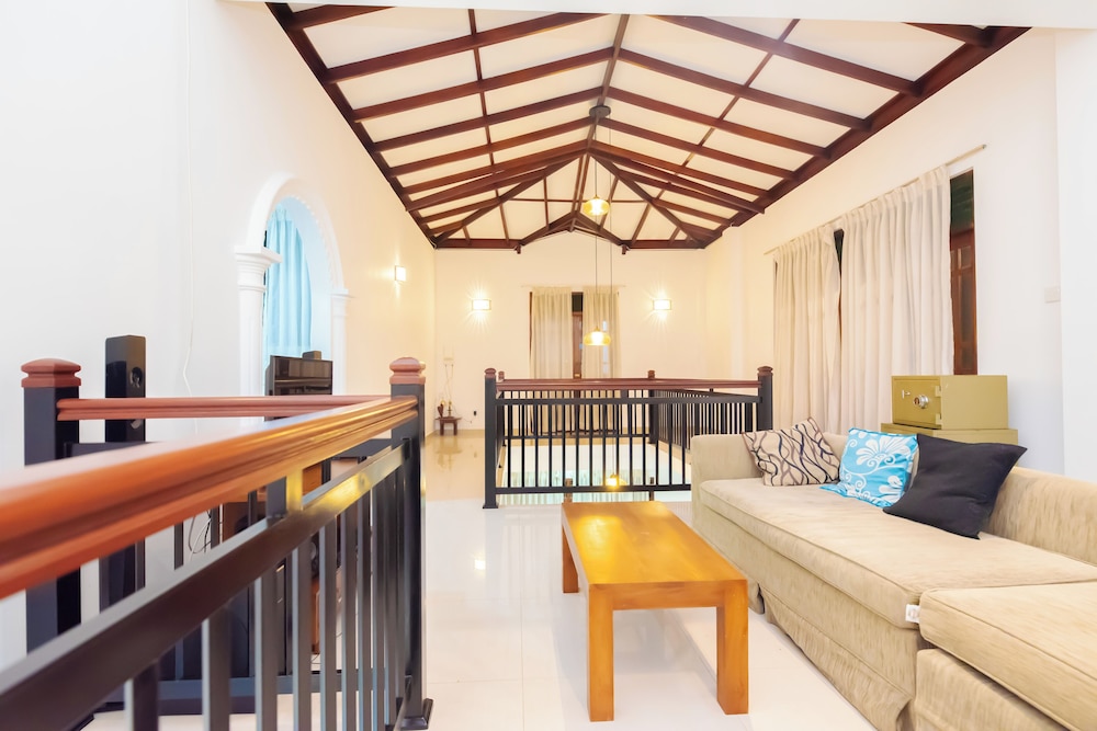 Villa Almond Leaf