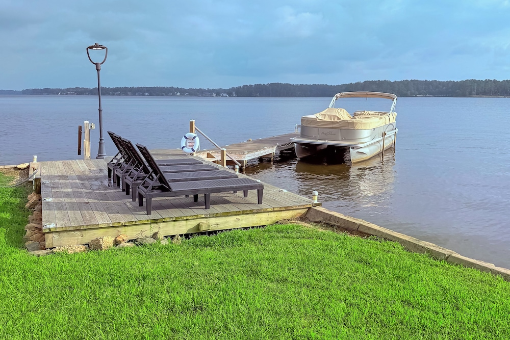 Lakefront Home w/ Hot Tub & Dock in Cross Hill!