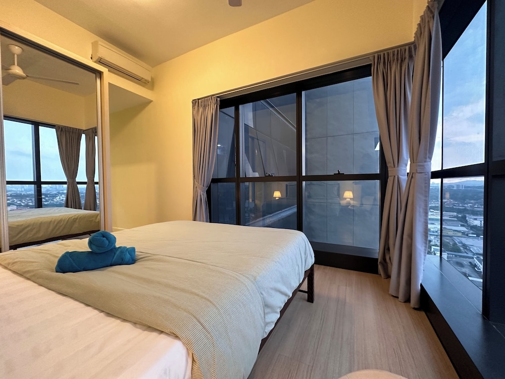 Skyline Luxe 4BR Retreat with En-suites