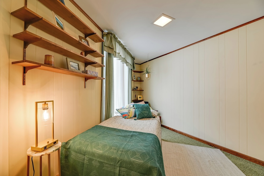 Near Canandaigua Lake: Retro Cabin w/ Deck & Views