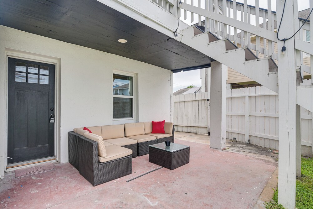 < 1 Mi to Beaches: Galveston Retreat w/ Patio!