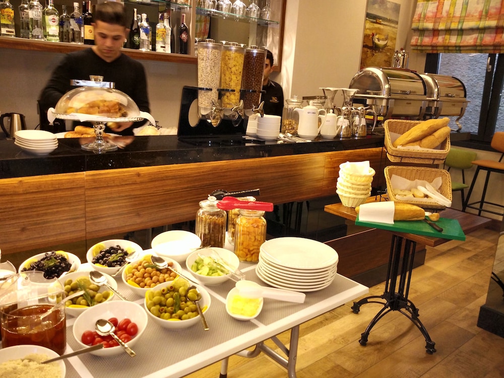 The White Orient Otel - Image 19