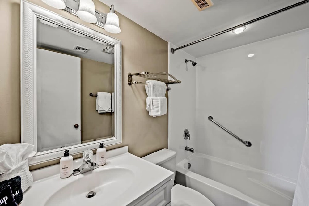 Sleeps 6 Full Kitchen Indoor Pool Mountains Views