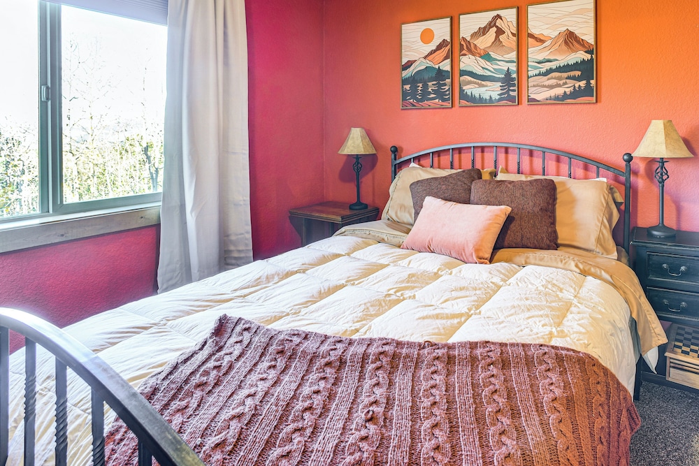 Hot Tub & Peak Views: Cripple Creek Cabin