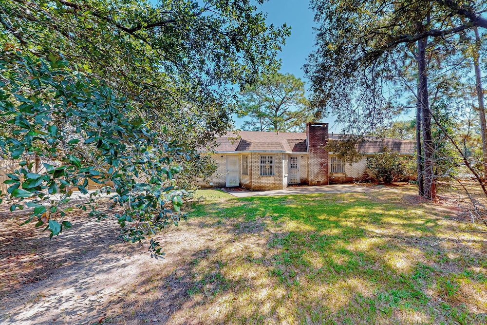 3BR Next to Park w/ Large Yard, AC & W & D