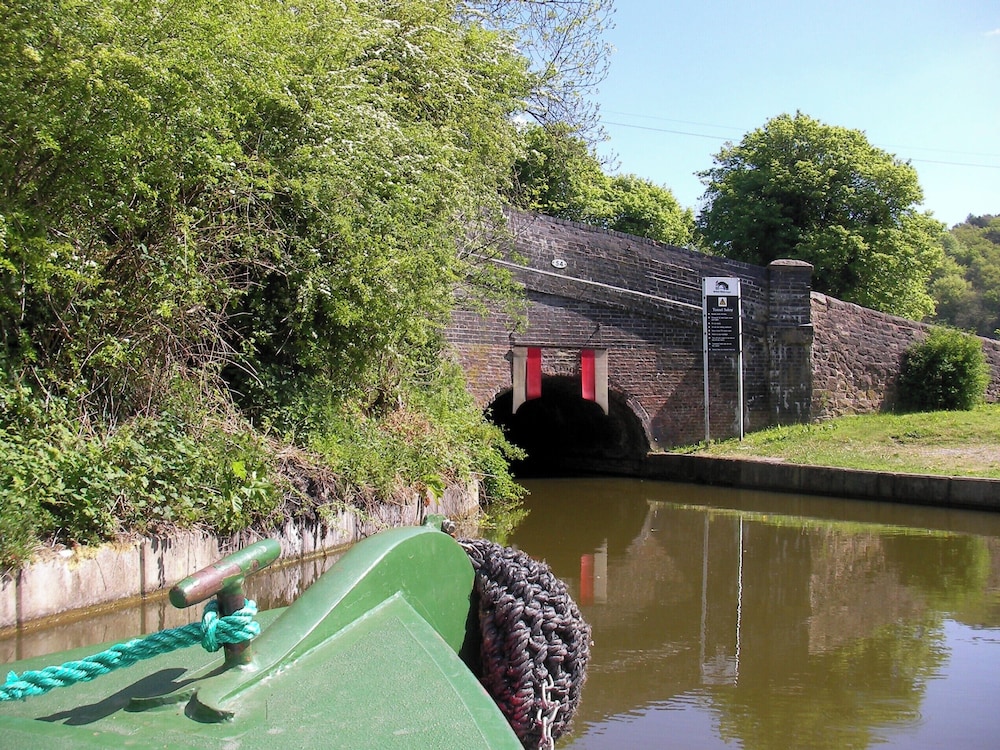 Stone - Boat - Sleeps 4 - Pet Friendly-85ws
