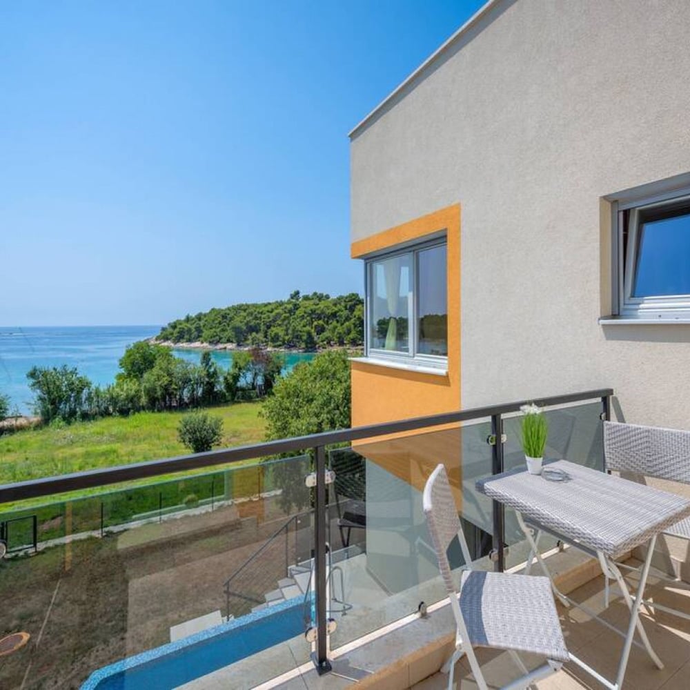 Villa Cedar - Fully Equipped Villa With 4 big Rooms for 8 Guests and a Seaview
